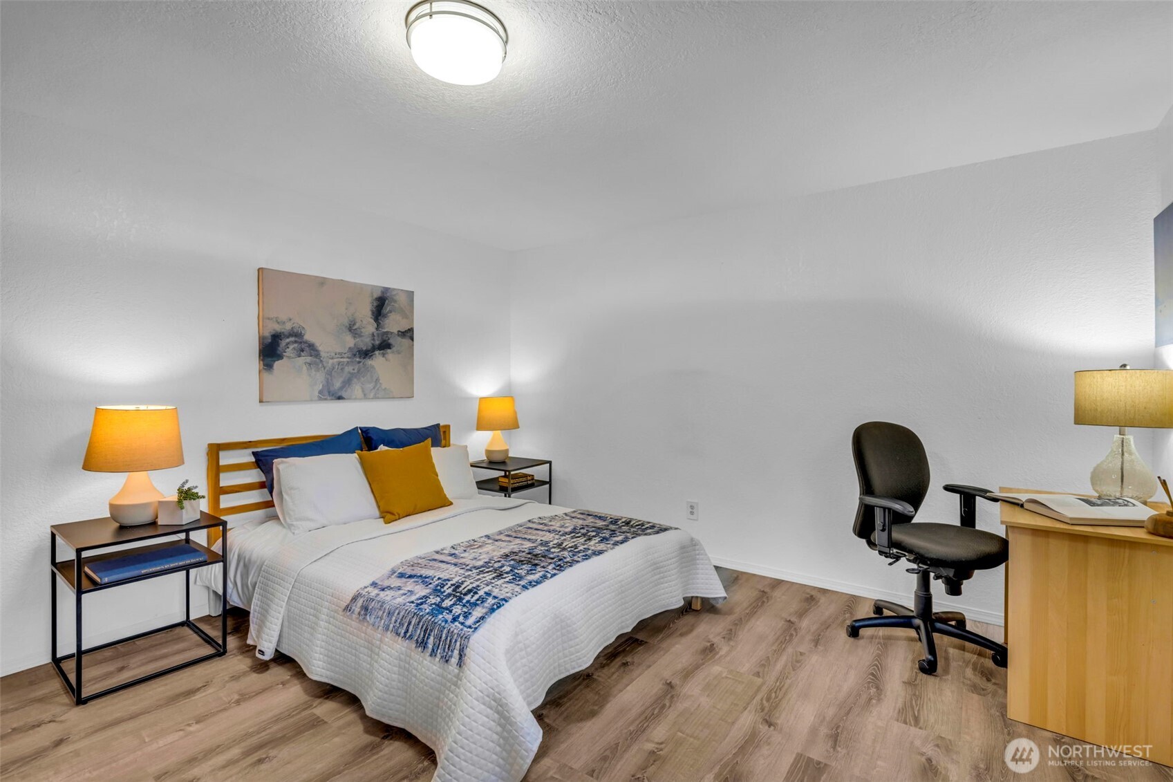 816 North 175th Street, Unit 2 Shoreline, WA 98133 - Photo 35 of 40 a bedroom with a bed a table and a chair