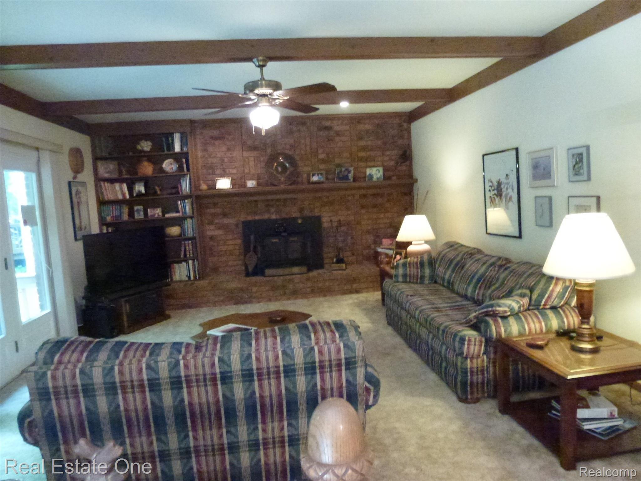 634 Shellbourne Drive Rochester, MI 48309 - Photo 23 of 52 P1070148.JPG More Views of Family Room
