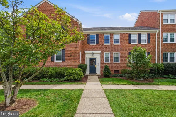 $2,000 | 6704 West Wakefield Drive, Unit B2, Alexandria, VA 22307