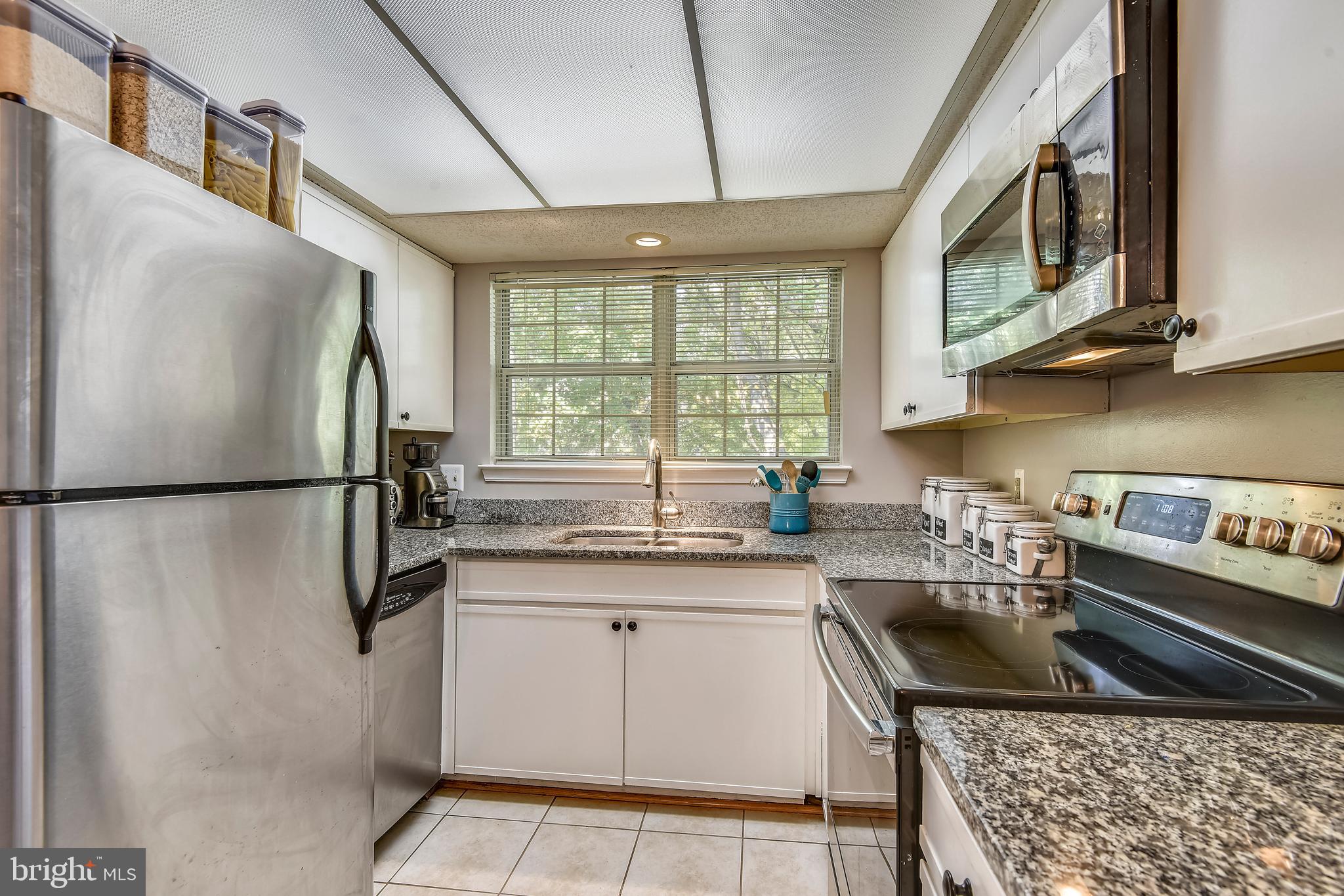 12016 Golf Ridge Court, Unit 301 Fairfax, VA 22033 - Photo 6 of 44 Kitchen Granite Counters, Stainless Appliances