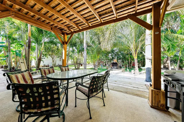 a view of a back yard of the house