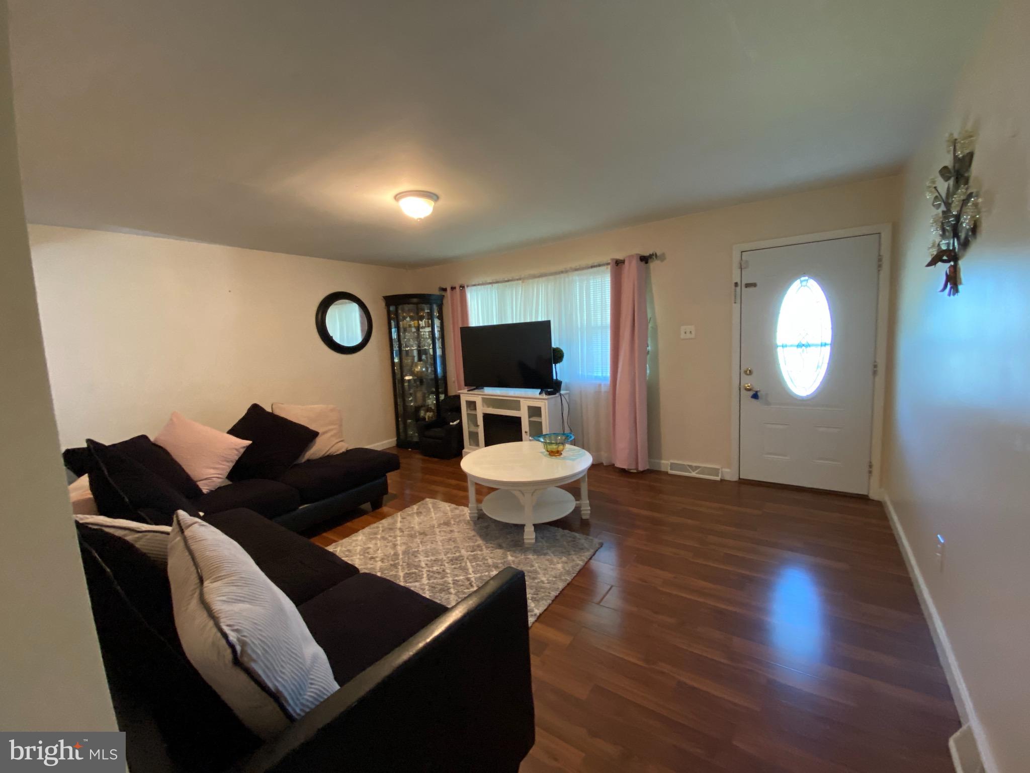 424 Pershing Boulevard Reading, PA 19607 - Photo 2 of 34