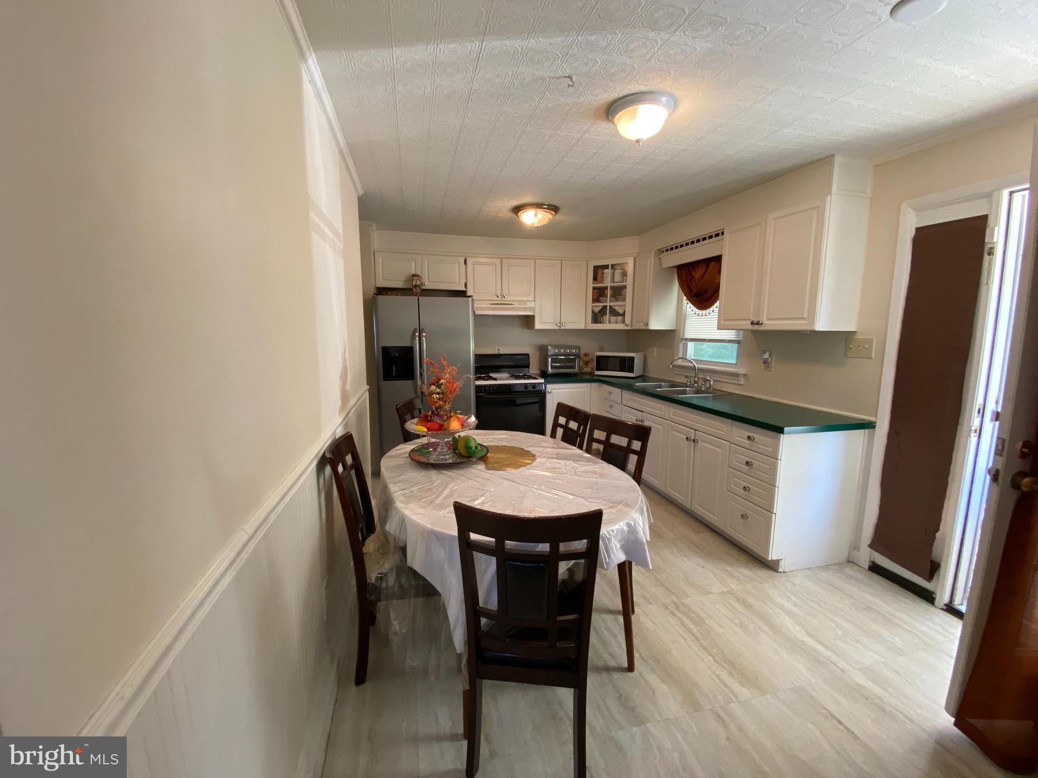 424 Pershing Boulevard Reading, PA 19607 - Photo 4 of 34