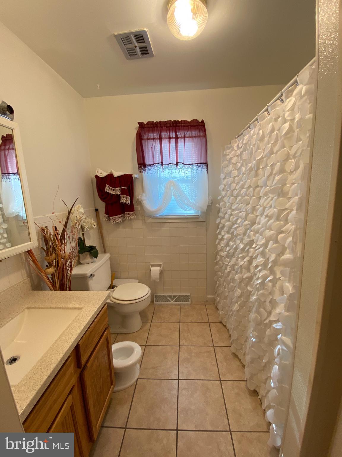 424 Pershing Boulevard Reading, PA 19607 - Photo 8 of 34