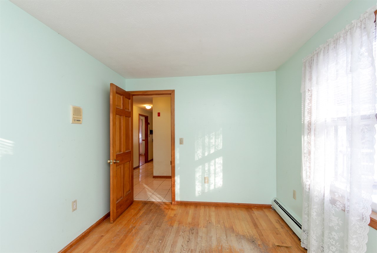 109 Scobie Pond Road Derry, NH 03038 - Photo 11 of 20