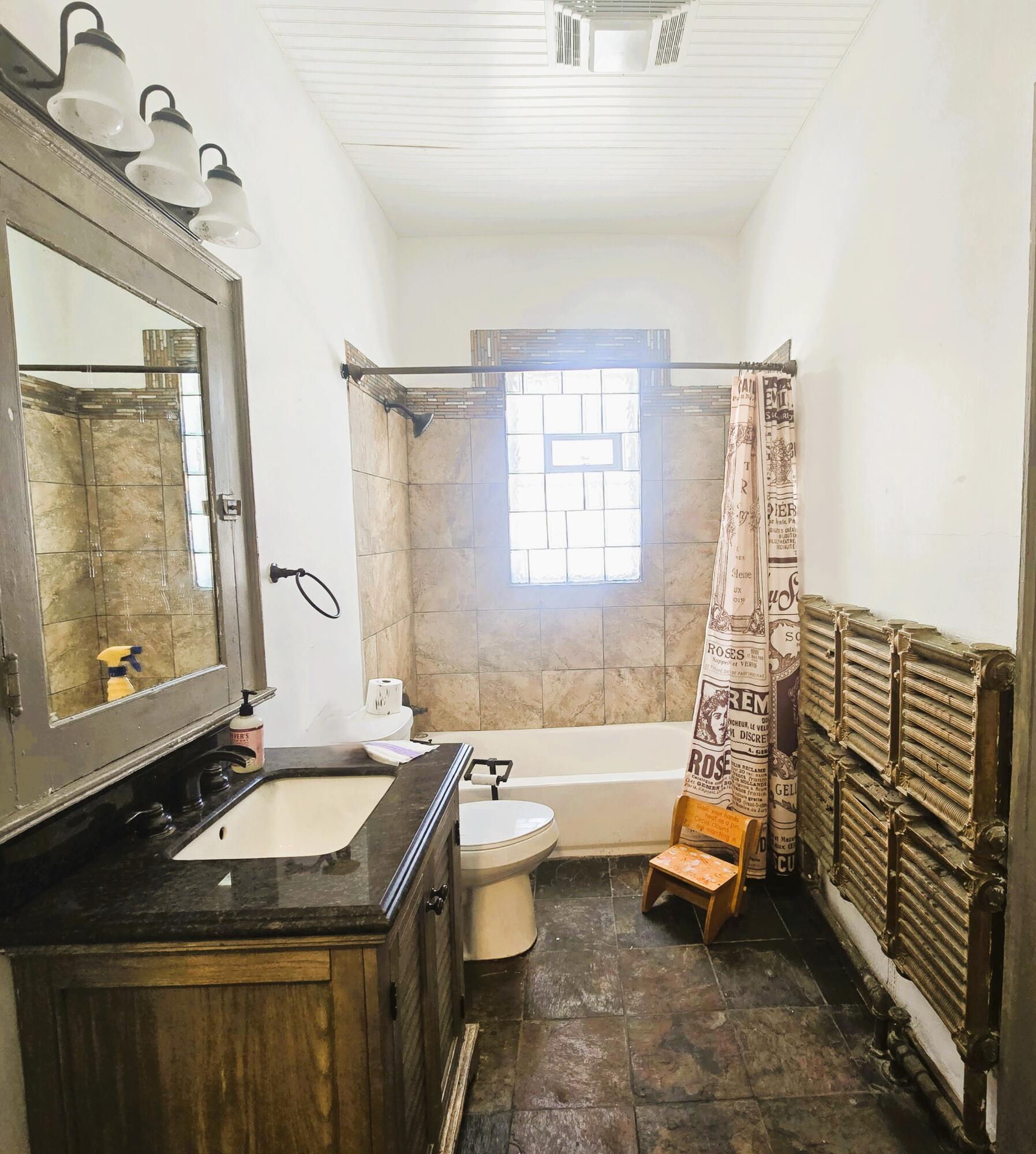 930 North 34th Street, Unit 932 Milwaukee, WI 53208 - Photo 16 of 34 1st Flr Bathroom