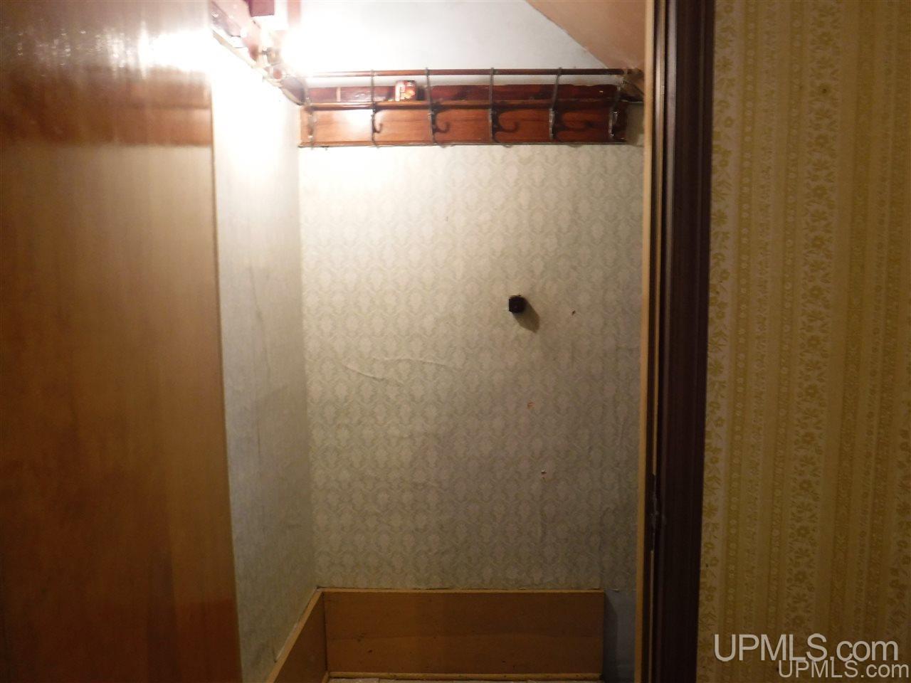 332 Kearsarge Street Calumet, MI 49913 - Photo 17 of 35