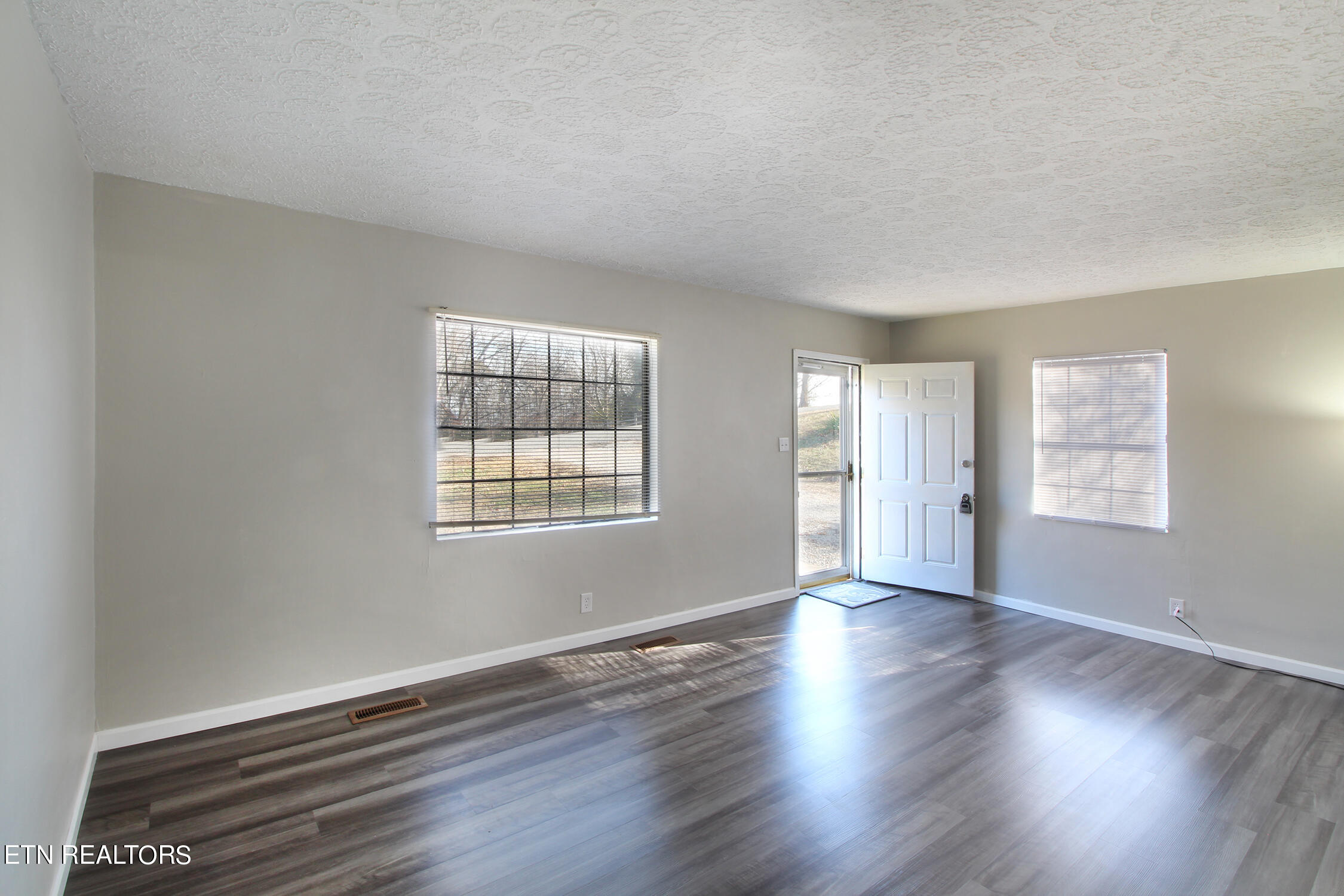 7839 Fersner Road Powell, TN 37849 - Photo 3 of 19 Living Room