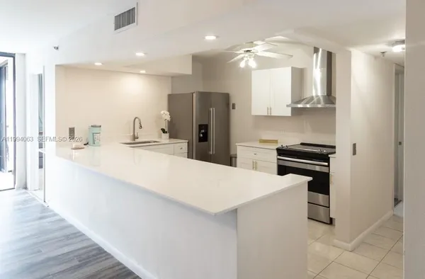 $2,000 | 105 Lake Emerald Drive, Unit 708, Oakland Park, FL 33309