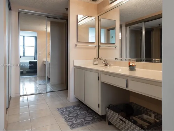 $2,000 | 105 Lake Emerald Drive, Unit 708, Oakland Park, FL 33309