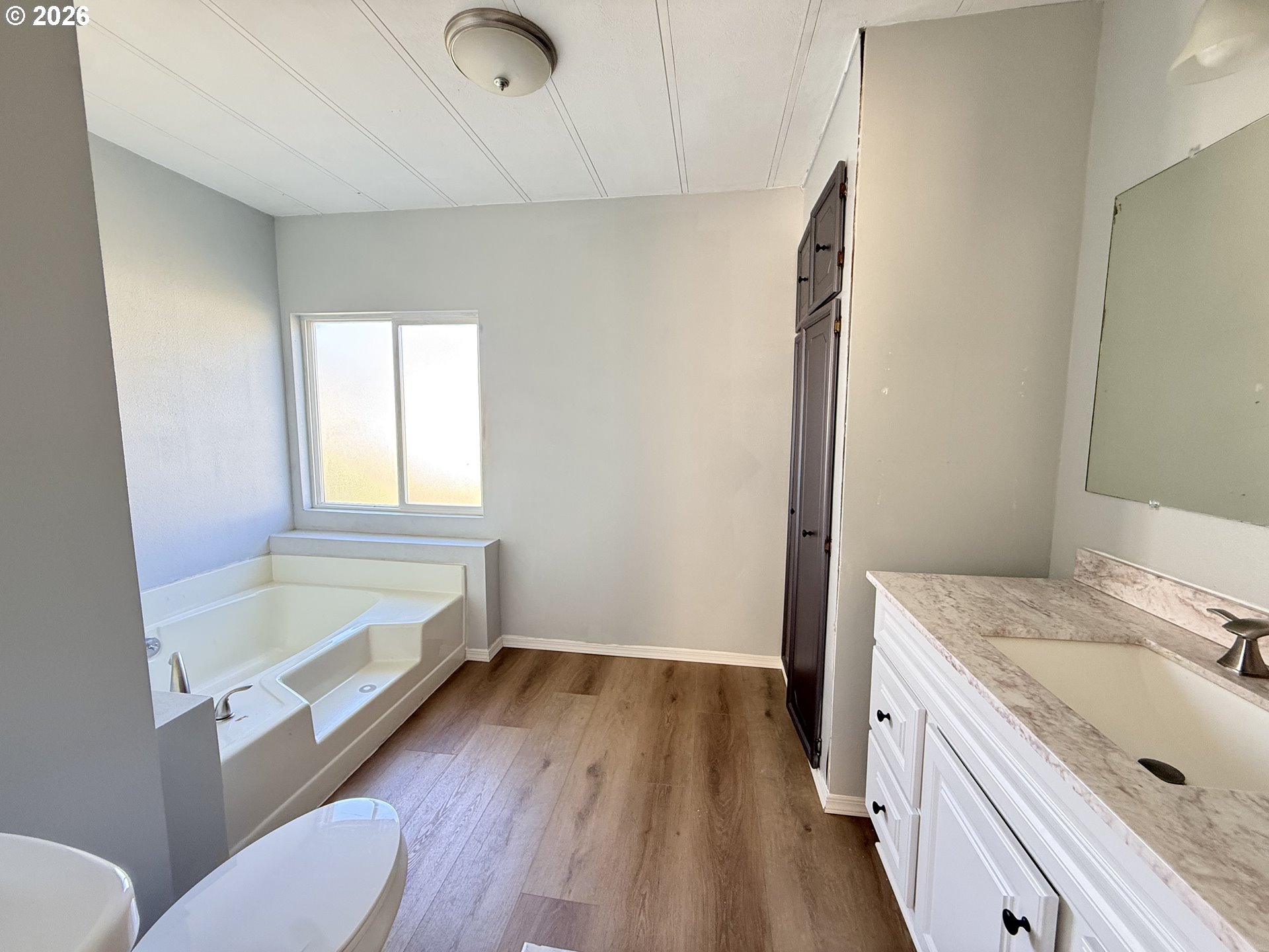 1330 West Sunland Avenue Hermiston, OR 97838 - Photo 16 of 23 a bathroom with a sink a toilet and tub