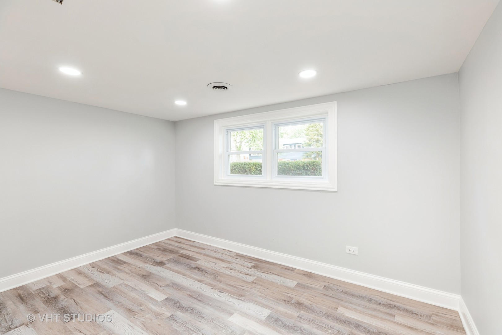 5657 Dover Road Oak Forest, IL 60452 - Photo 14 of 20 a view of a window in a room