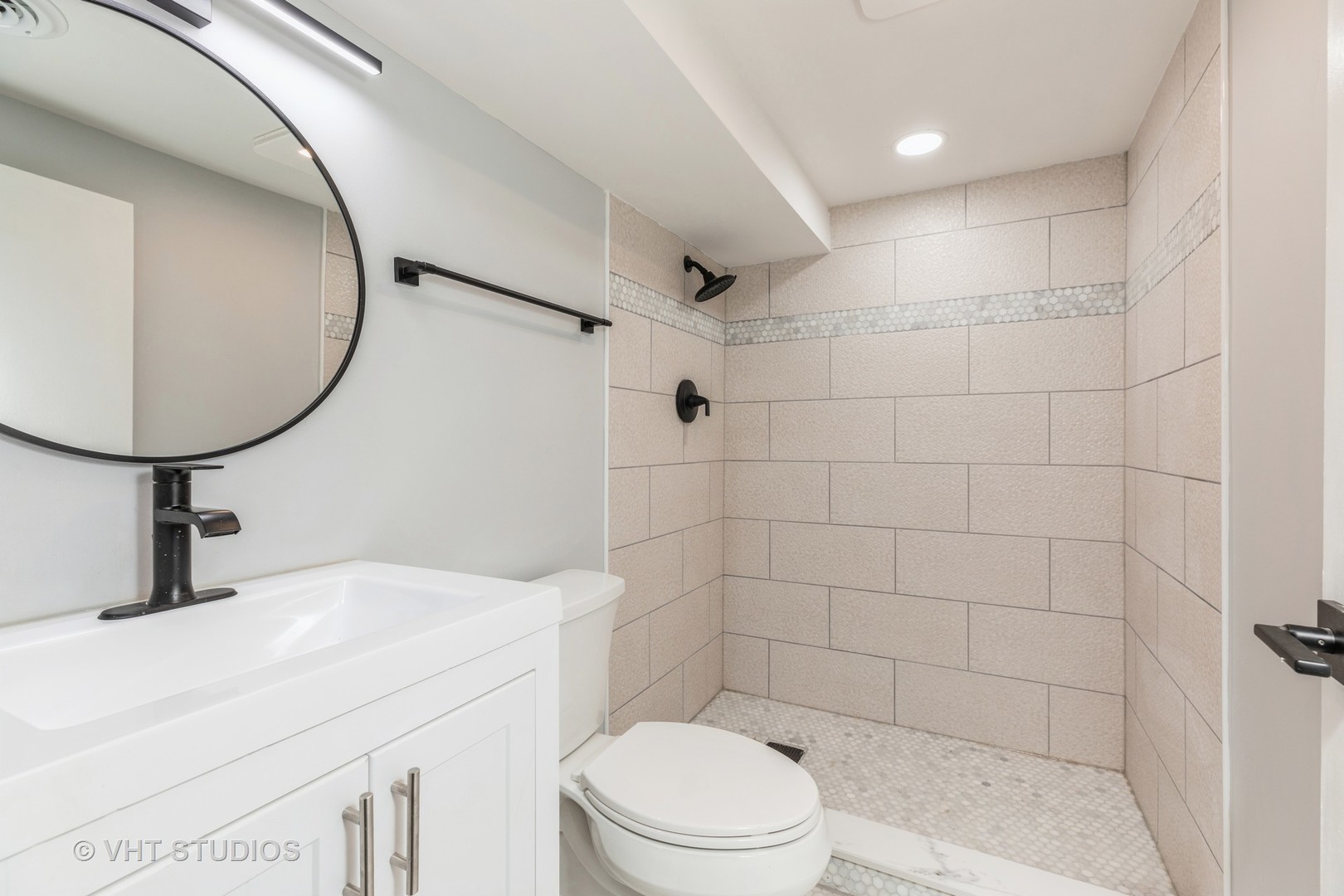 5657 Dover Road Oak Forest, IL 60452 - Photo 15 of 20 a bathroom with a toilet sink and a mirror