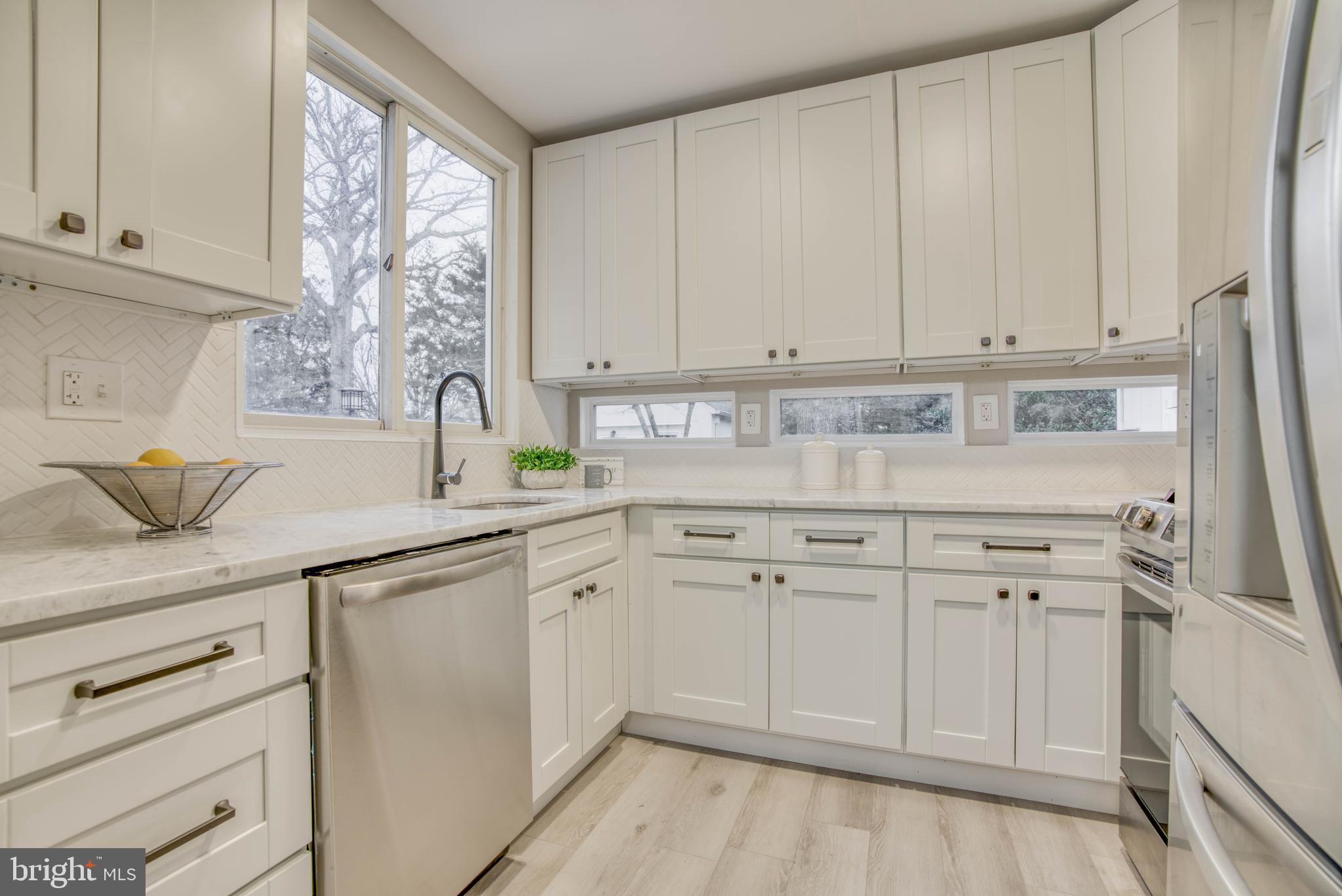 6505 Sherwood Road Baltimore, MD 21239 - Photo 16 of 58