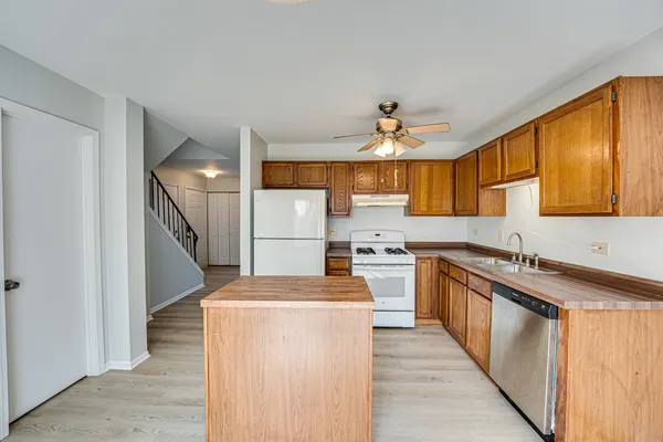 $2,200 | 1111 Brunswick Lane, Aurora, IL 60504