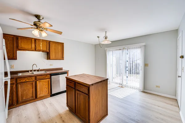 $2,200 | 1111 Brunswick Lane, Aurora, IL 60504