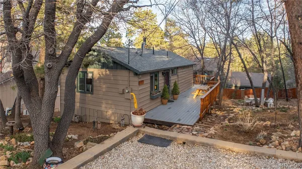 $329,900 | 875 Santa Barbara Avenue, Sugarloaf, CA 92386