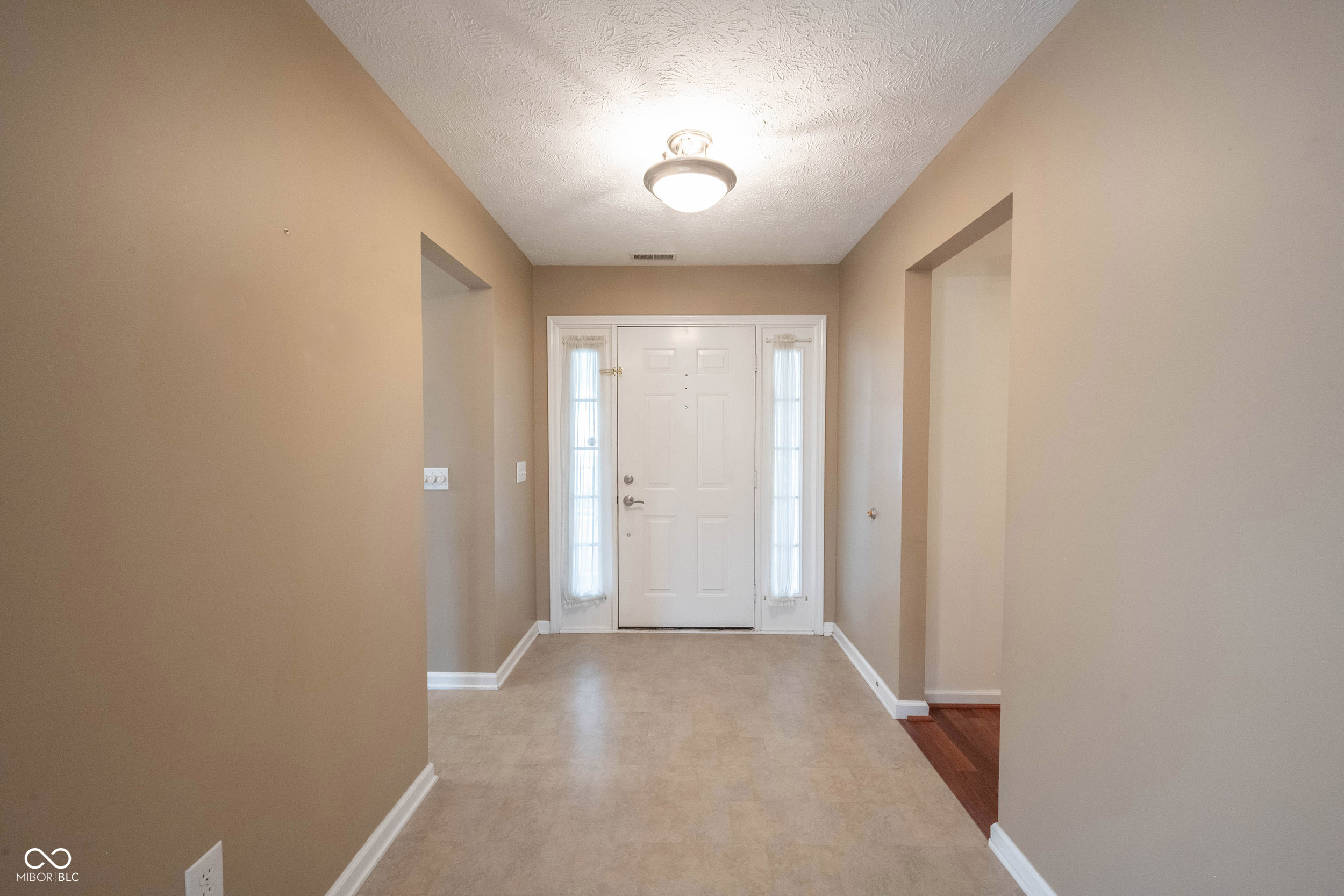 9660 Shasta Drive Fishers, IN 46038 - Photo 4 of 39