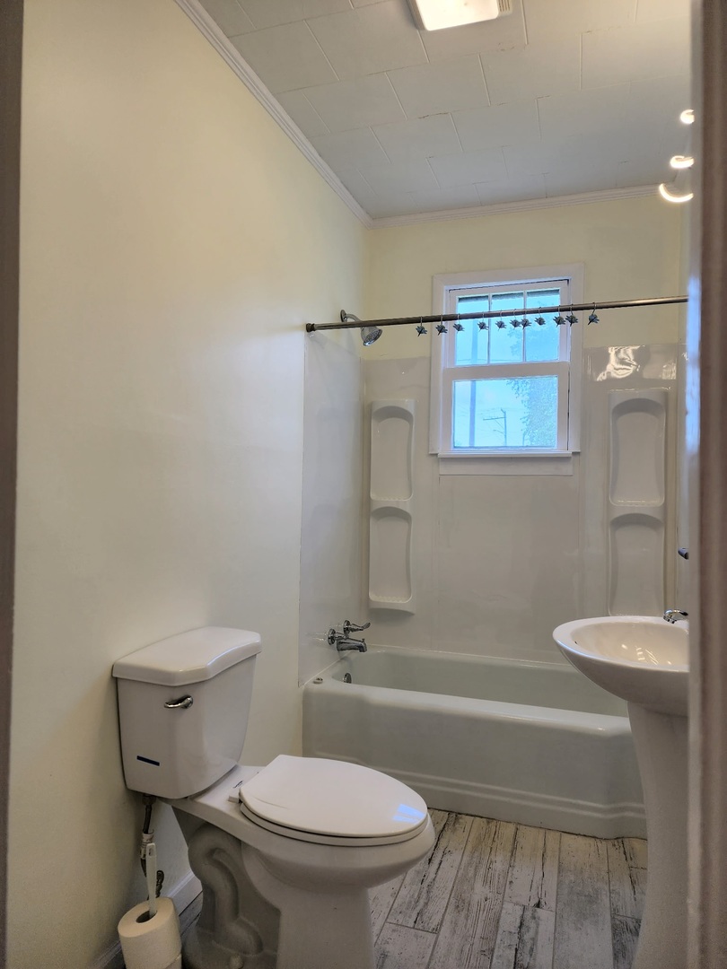 1300 West Madison Street Herrin, IL 62948 - Photo 10 of 14 a bathroom with a toilet a sink and bathtub