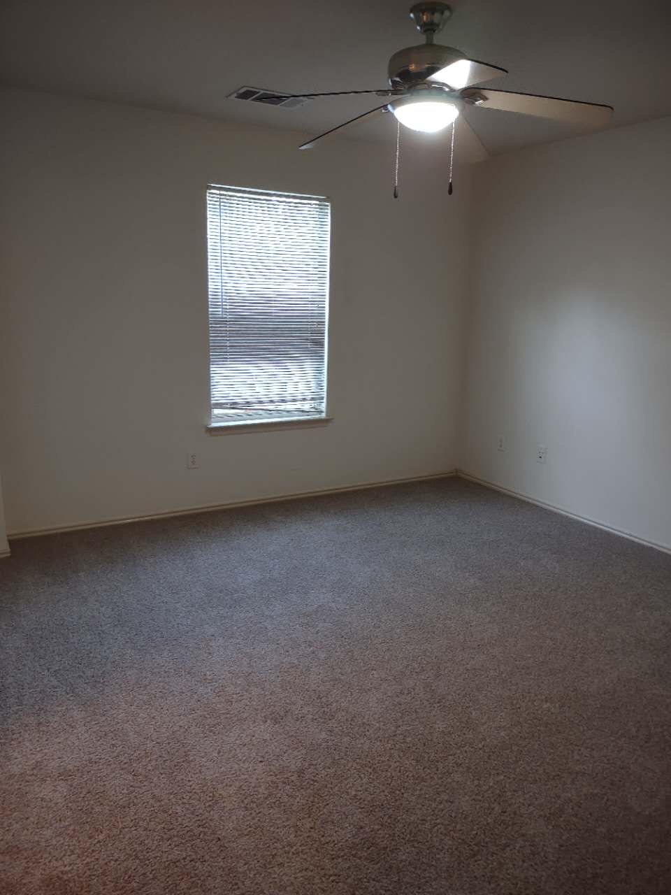 11709 Briarcreek Loop Manor, TX 78653 - Photo 9 of 19 An inviting room offering a spacious footprint and a ceiling fan for comfort.