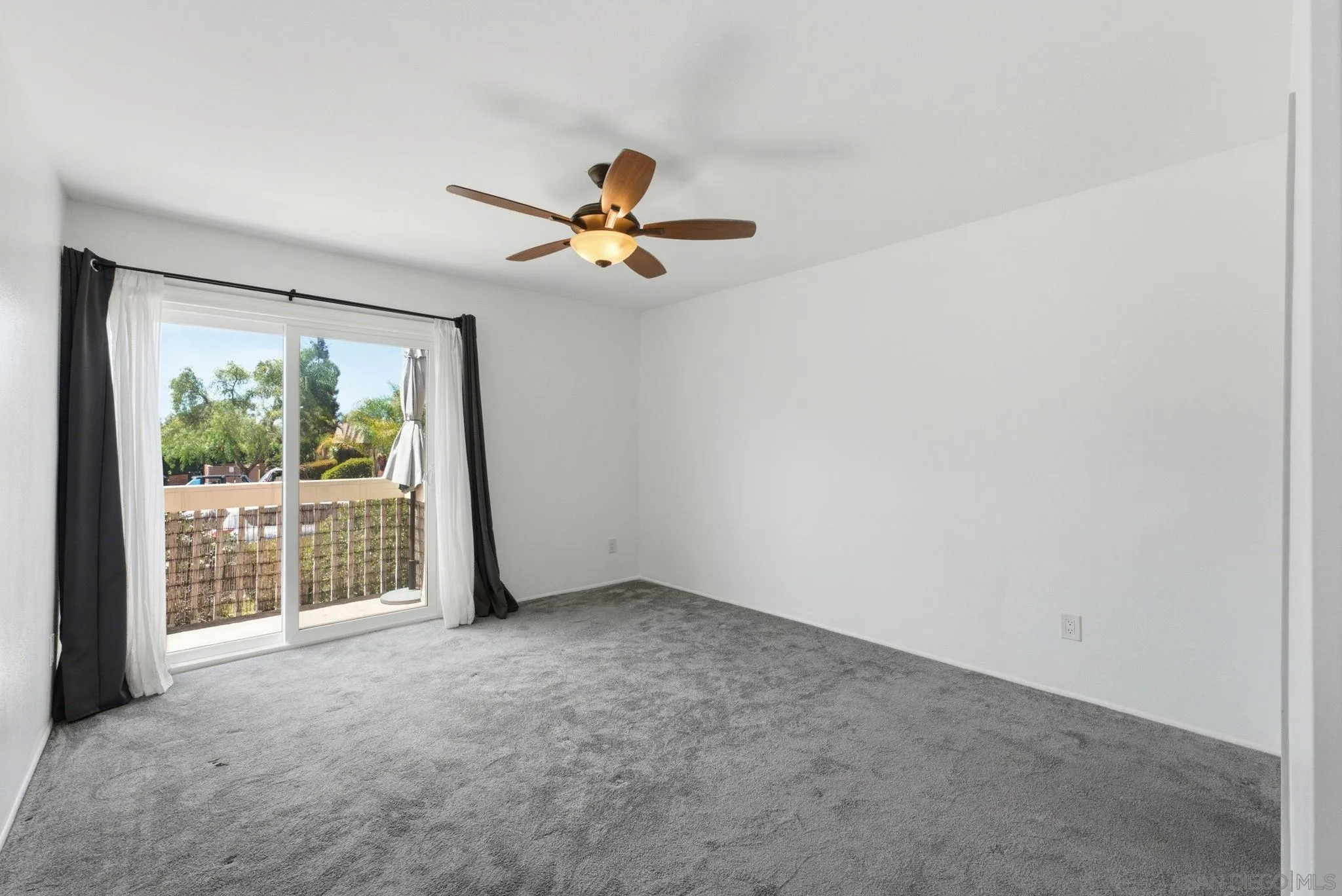 405 Requeza Street, Unit H12 Encinitas, CA 92024 - Photo 10 of 22 Primary Bedroom