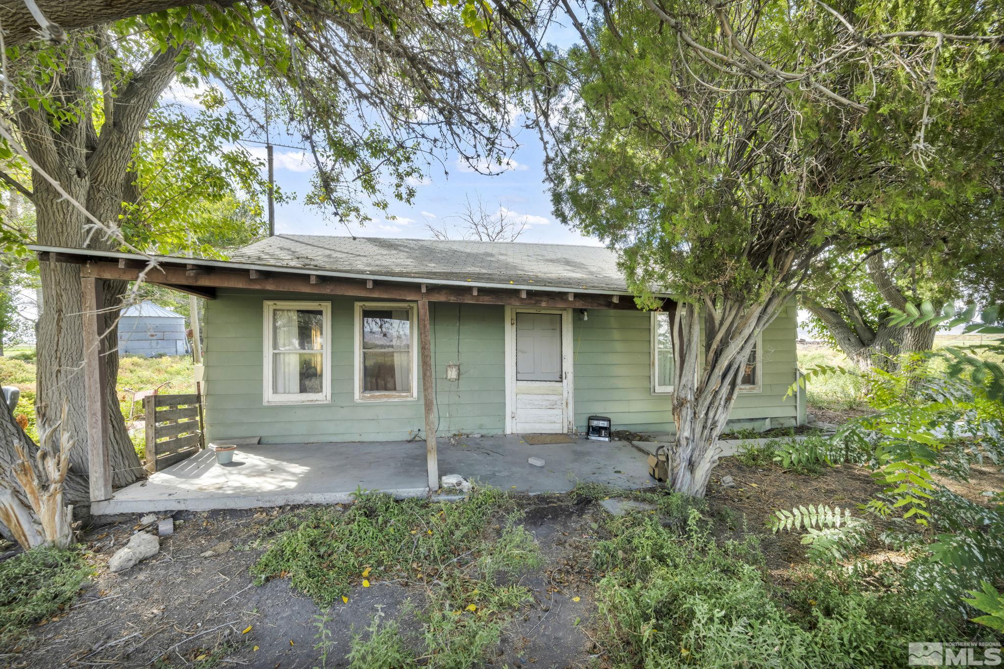 2905 Westfall Road Lovelock, NV 89419 - Photo 5 of 16 a front view of a house with garden