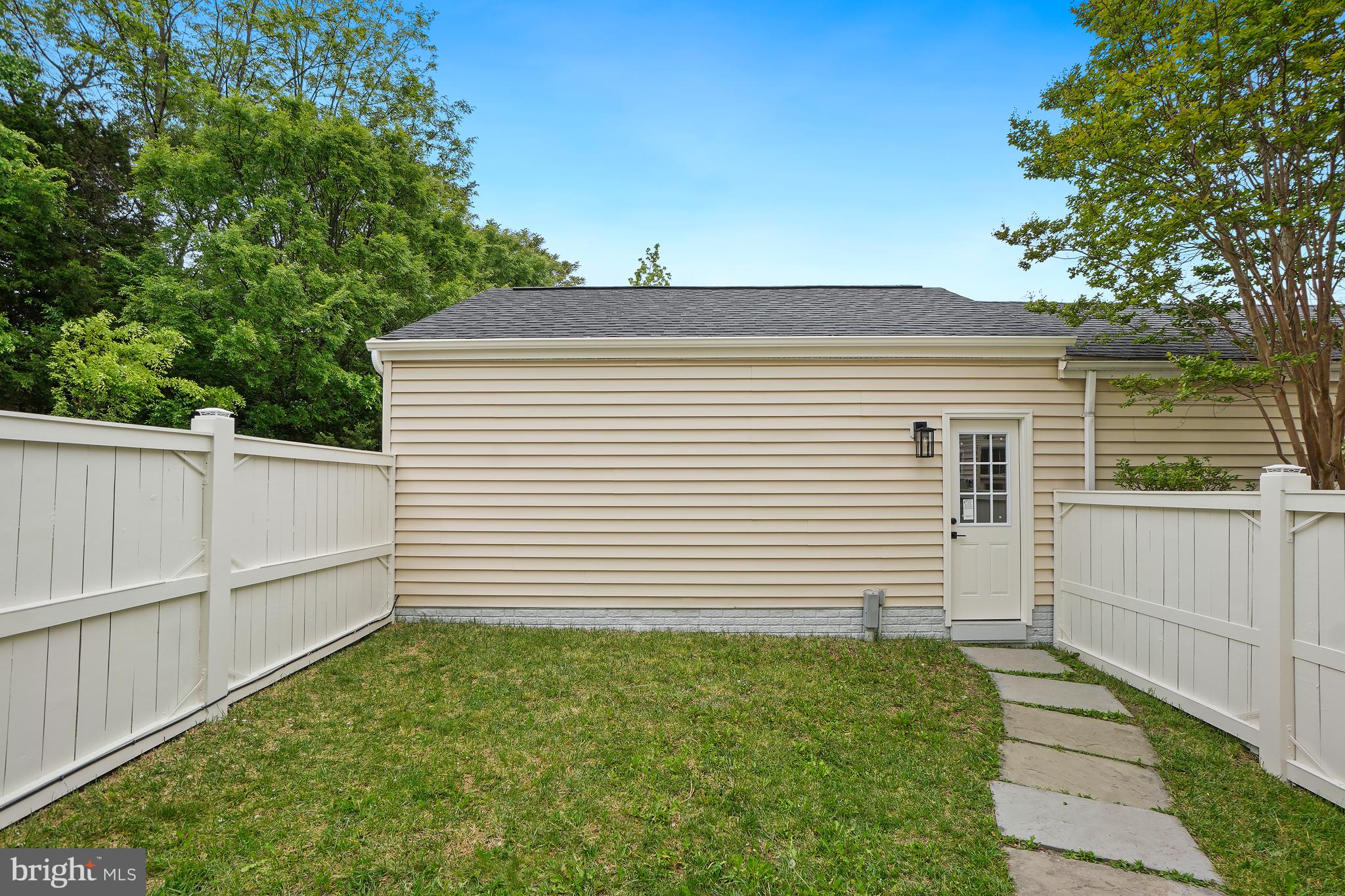 23416 Clarksridge Road Clarksburg, MD 20871 - Photo 28 of 30 Exterior Rear Deck