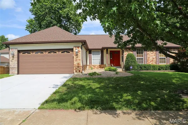 $429,000 | 949 Oakmoor Drive, Fenton, MO 63026