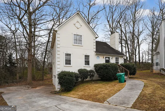 a house view with a outdoor space