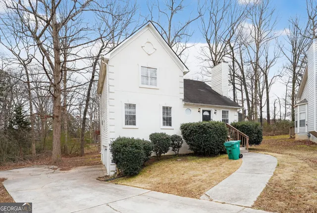 a house view with a outdoor space