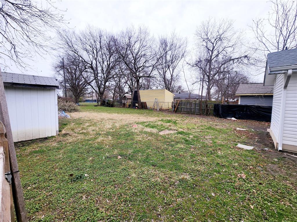 739 South Andrews Avenue Sherman, TX 75090 - Photo 13 of 15 a view of a yard with a house and a large tree