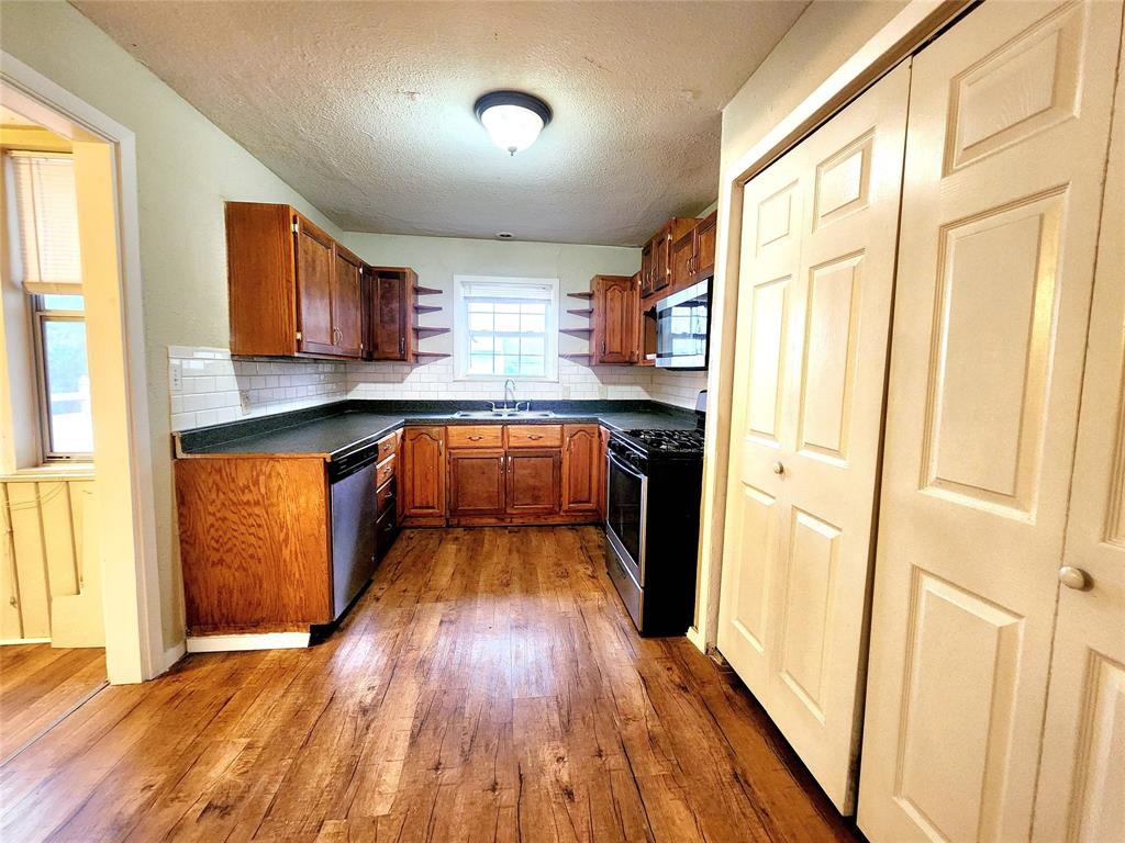 739 South Andrews Avenue Sherman, TX 75090 - Photo 9 of 15 a large kitchen with stainless steel appliances granite countertop a stove a sink and a refrigerator