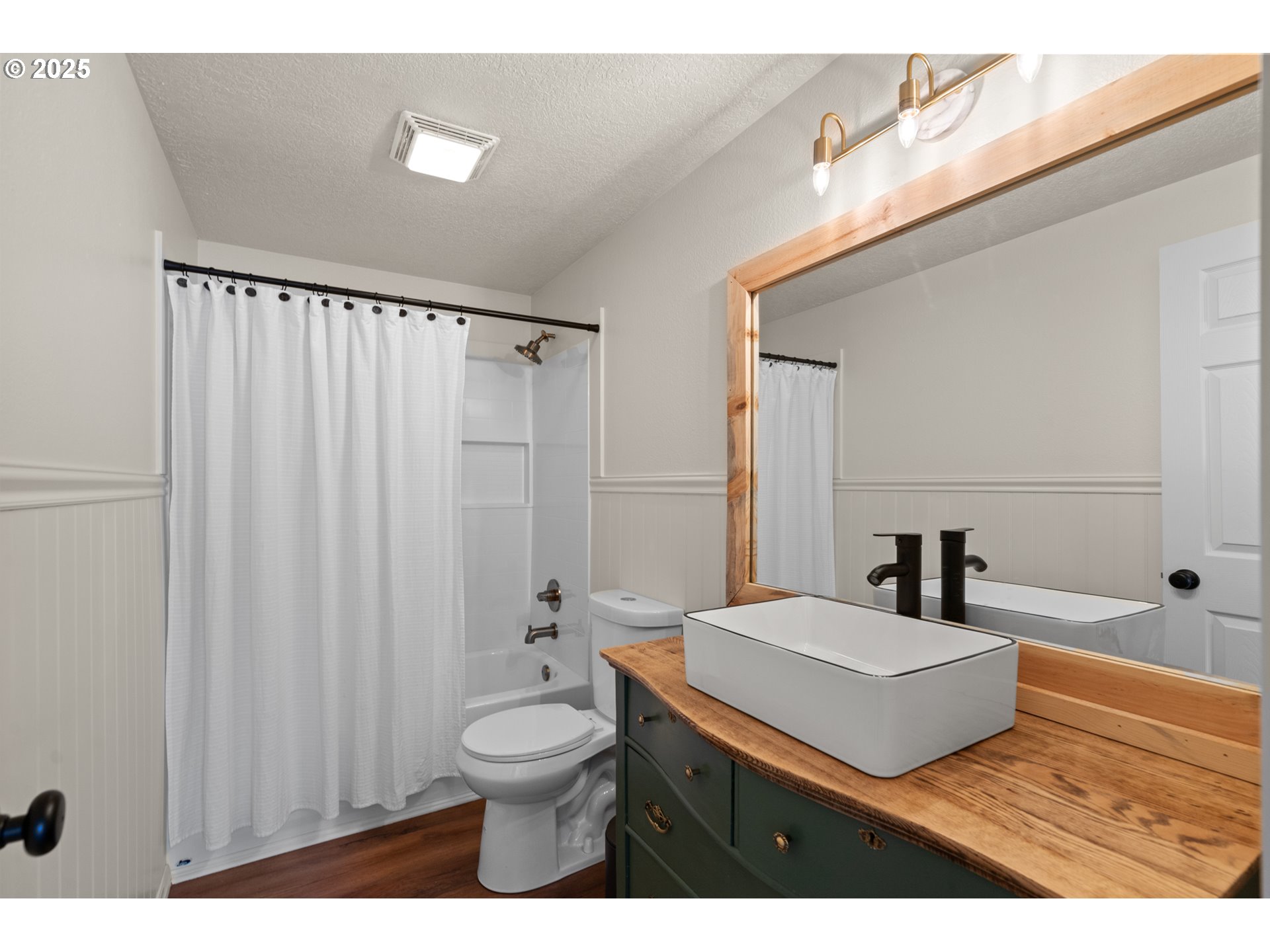 49414 County 1028 Road Pendleton, OR 97801 - Photo 23 of 46 a bathroom with a sink a toilet and shower