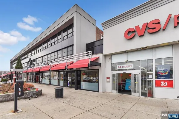 $1,575 | 3050 Edwin Avenue, Unit 2D, Fort Lee, NJ 07024