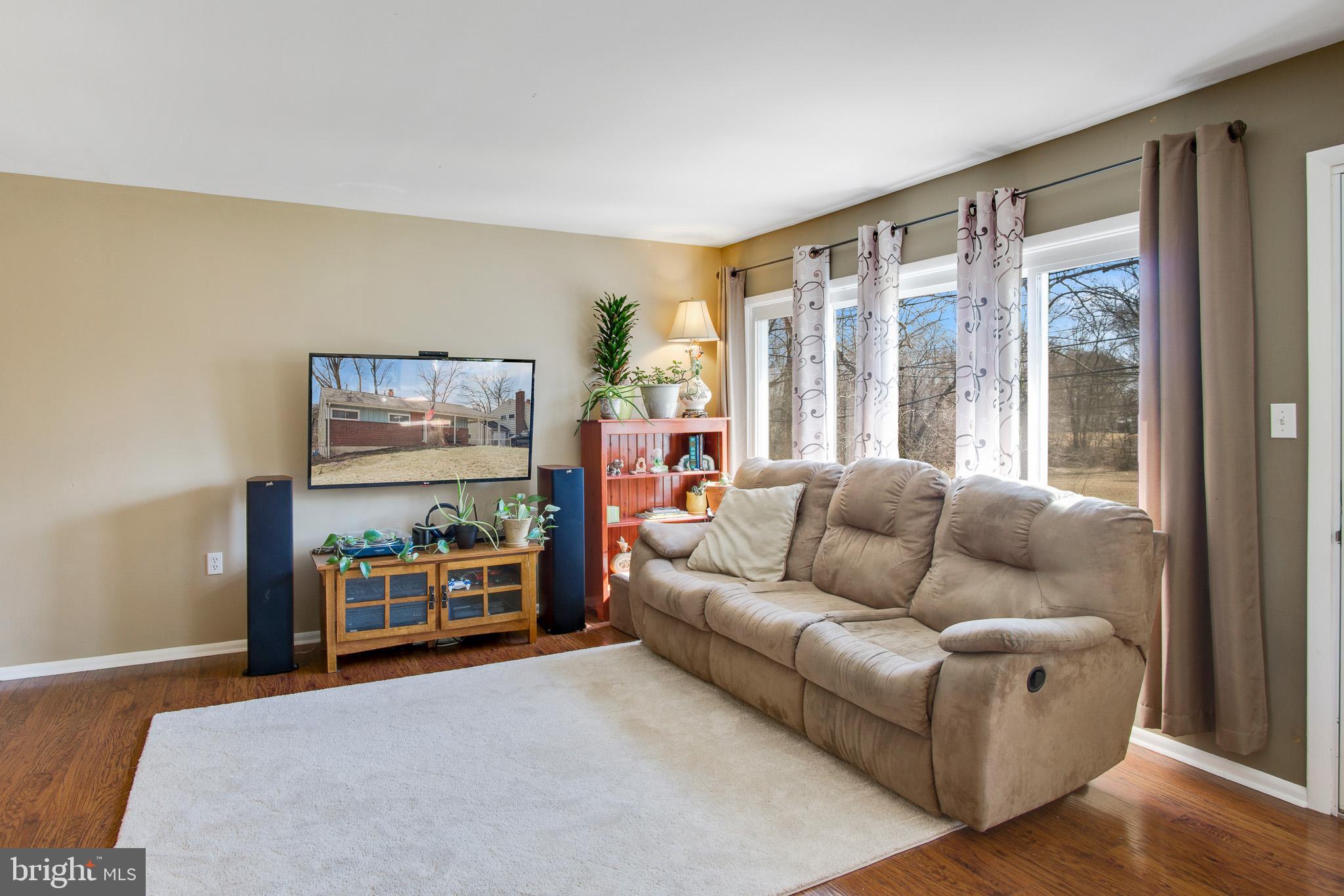 39 Miles Road Claymont, DE 19703 - Photo 5 of 20 Living Room