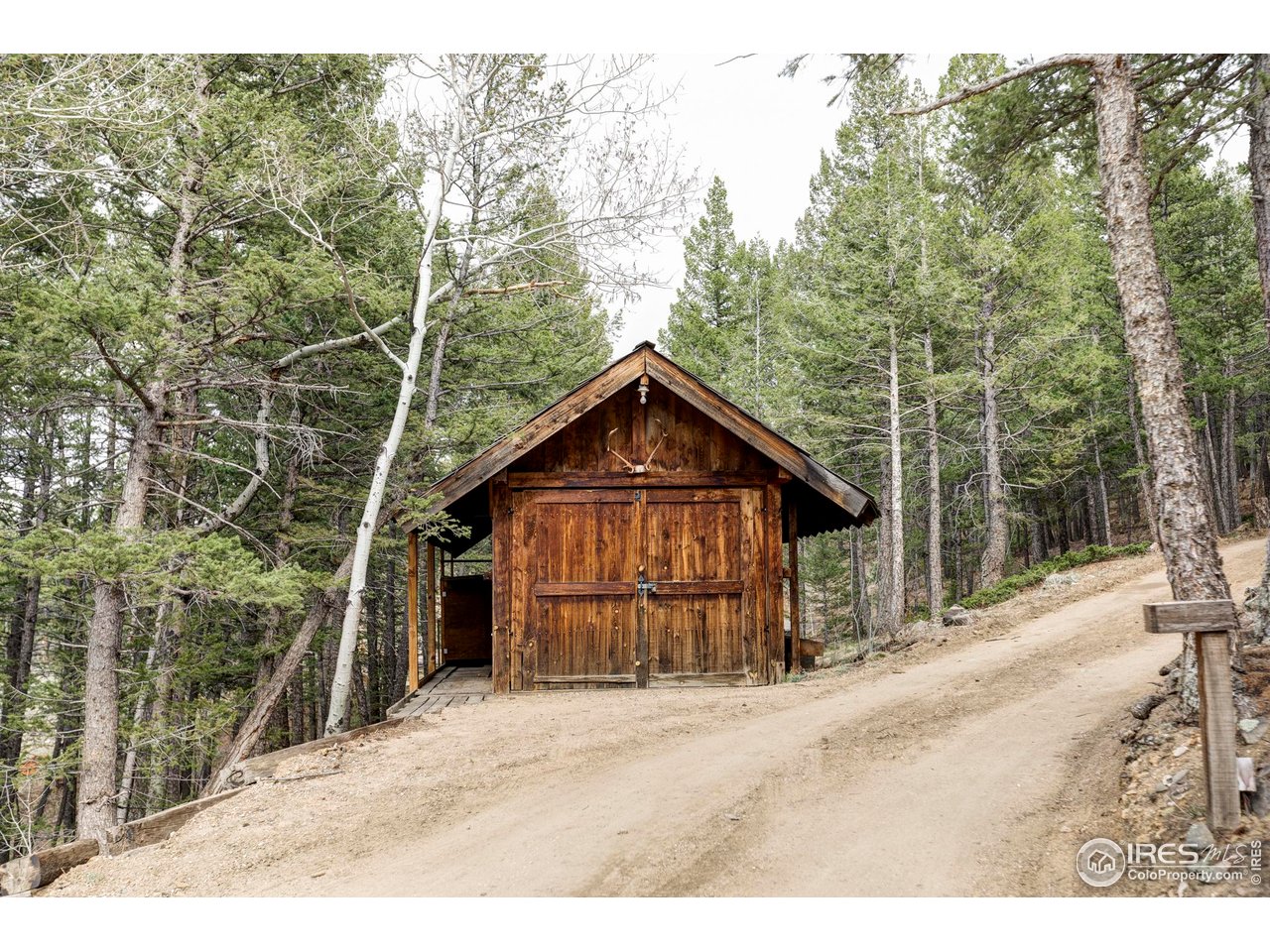 279 Forrest Lane Boulder, CO 80302 - Photo 32 of 36 a view of a backyard of a house
