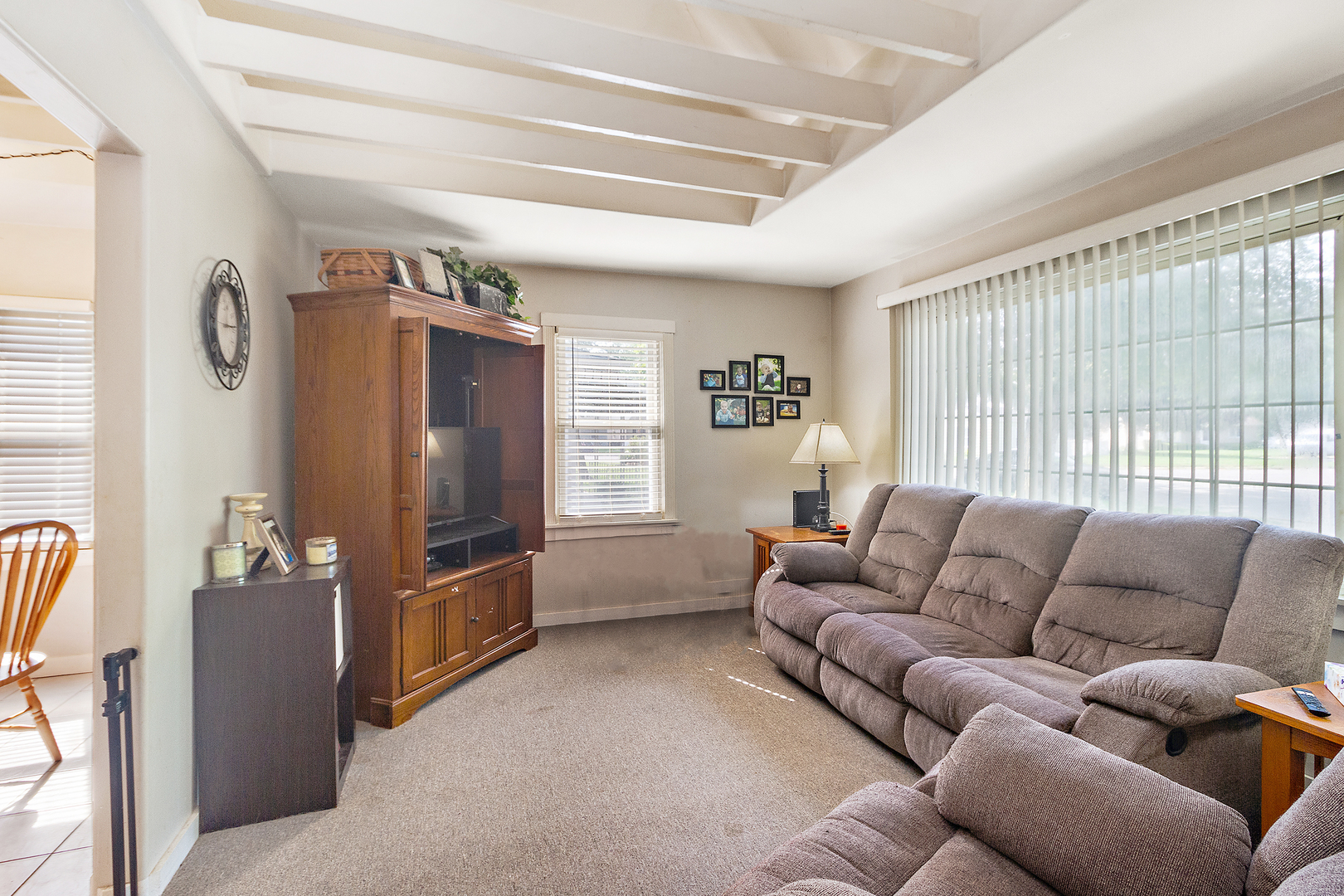 1354 Circle Drive Kankakee, IL 60901 - Photo 4 of 14 a living room with furniture ceiling fan and a window