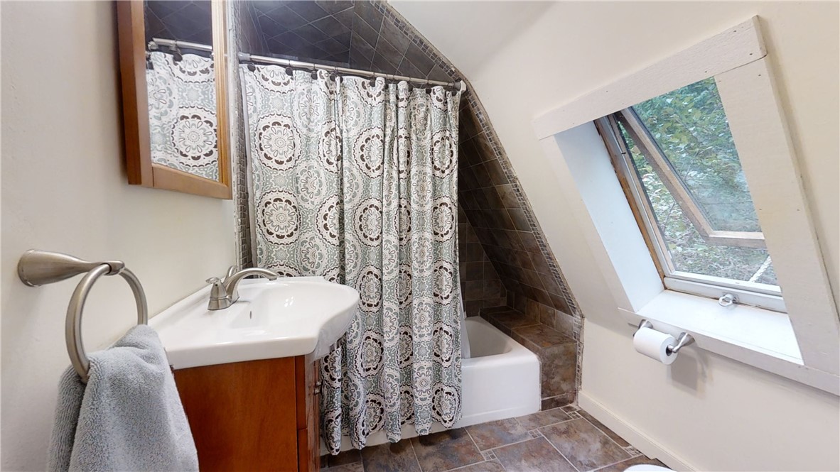 123 Dye Hill Road Hopkinton, RI 02832 - Photo 27 of 40 Full bath