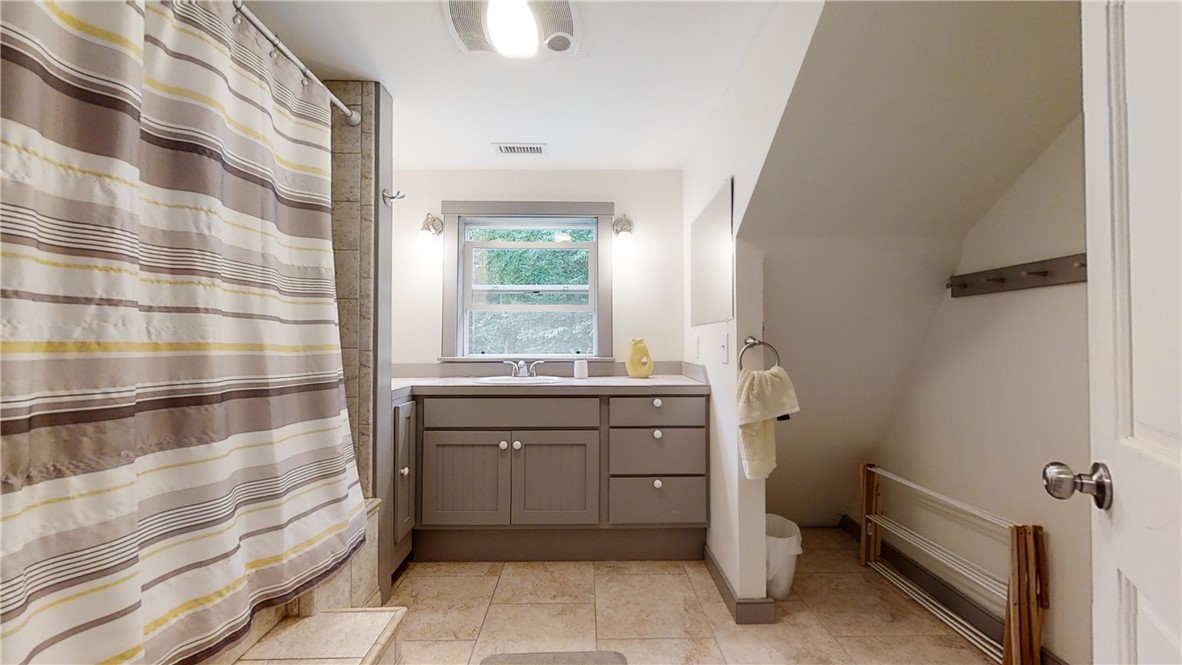123 Dye Hill Road Hopkinton, RI 02832 - Photo 31 of 40 Master bath