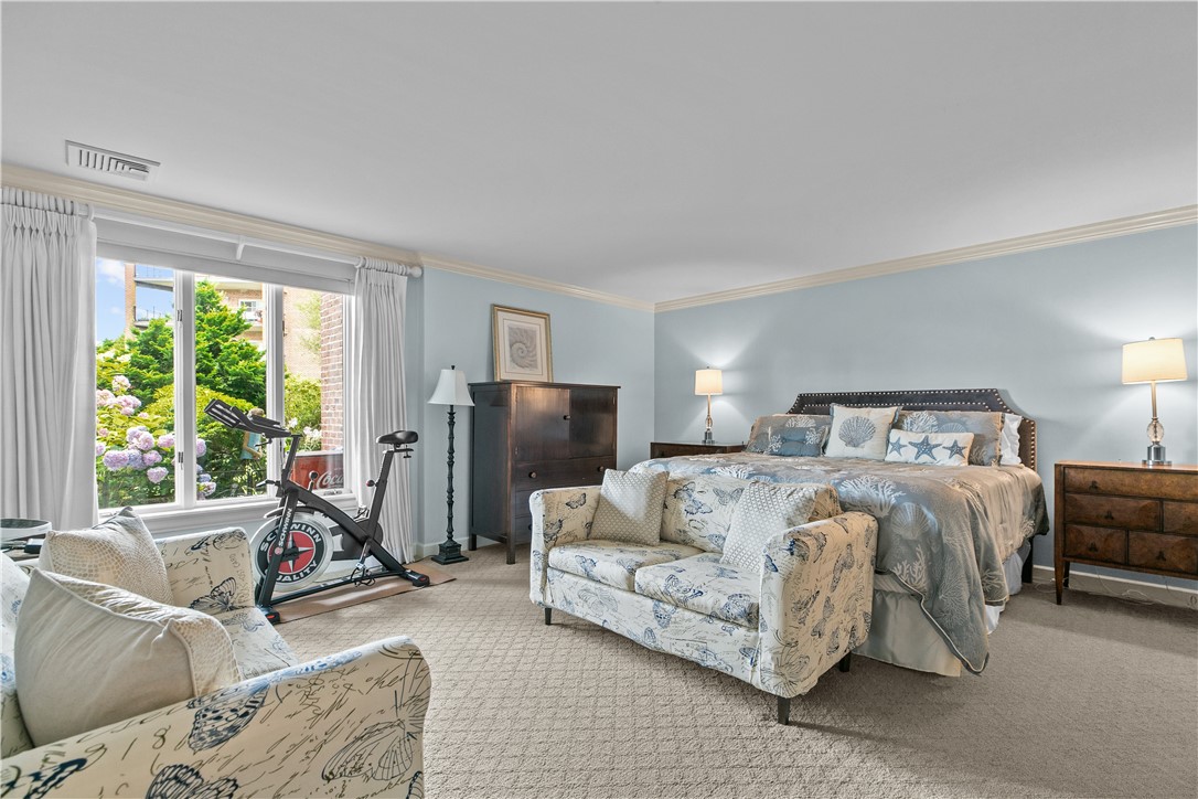 111 Harrison Avenue, Unit B4 Newport, RI 02840 - Photo 17 of 38 Primary Bedroom en suite