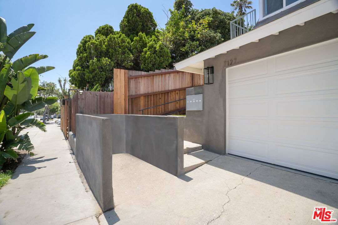 7131 Ramsgate Avenue Los Angeles, CA 90045 - Photo 4 of 25