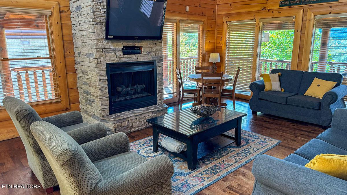 1352 Timberwolf Way Sevierville, TN 37876 - Photo 3 of 41 rental-cabin-03