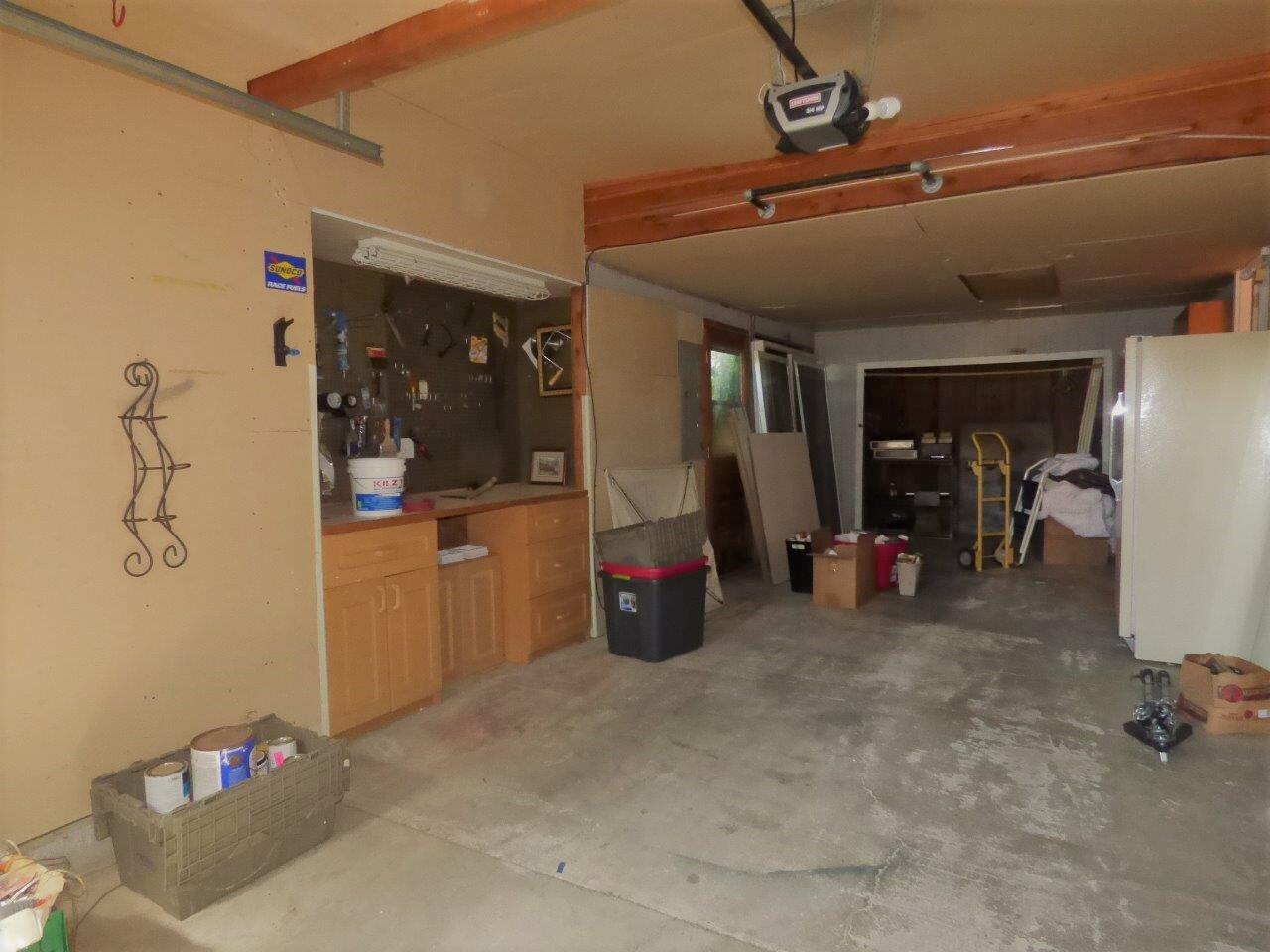 822 West Harbeck Road Grants Pass, OR 97527 - Photo 37 of 40 Built in work bench