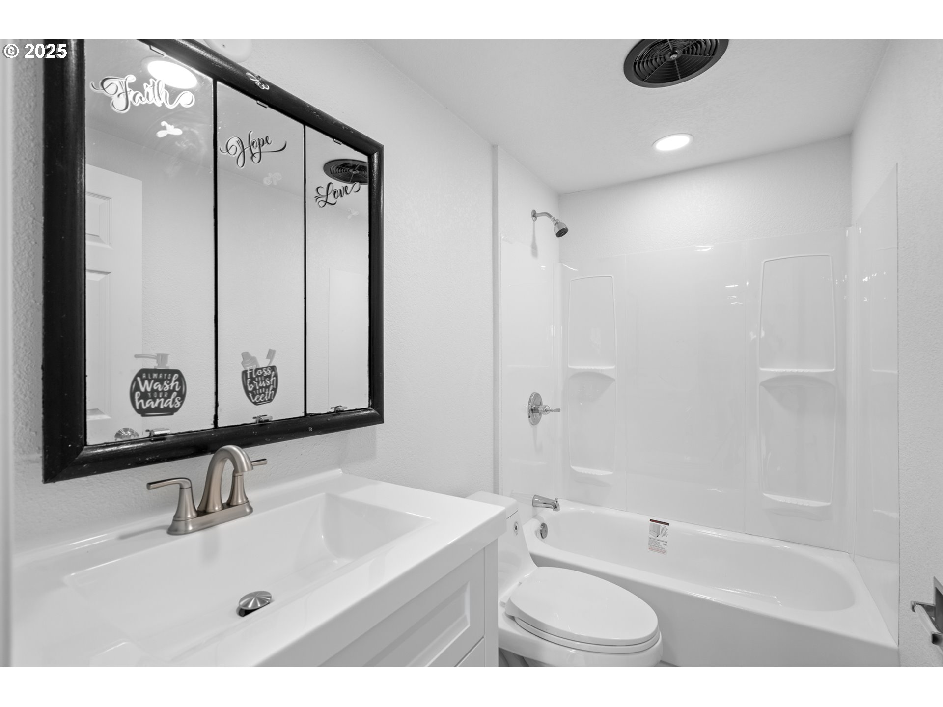 1175 Southwest Sandy Drive Hermiston, OR 97838 - Photo 25 of 30 a bathroom with a tub sink and mirror