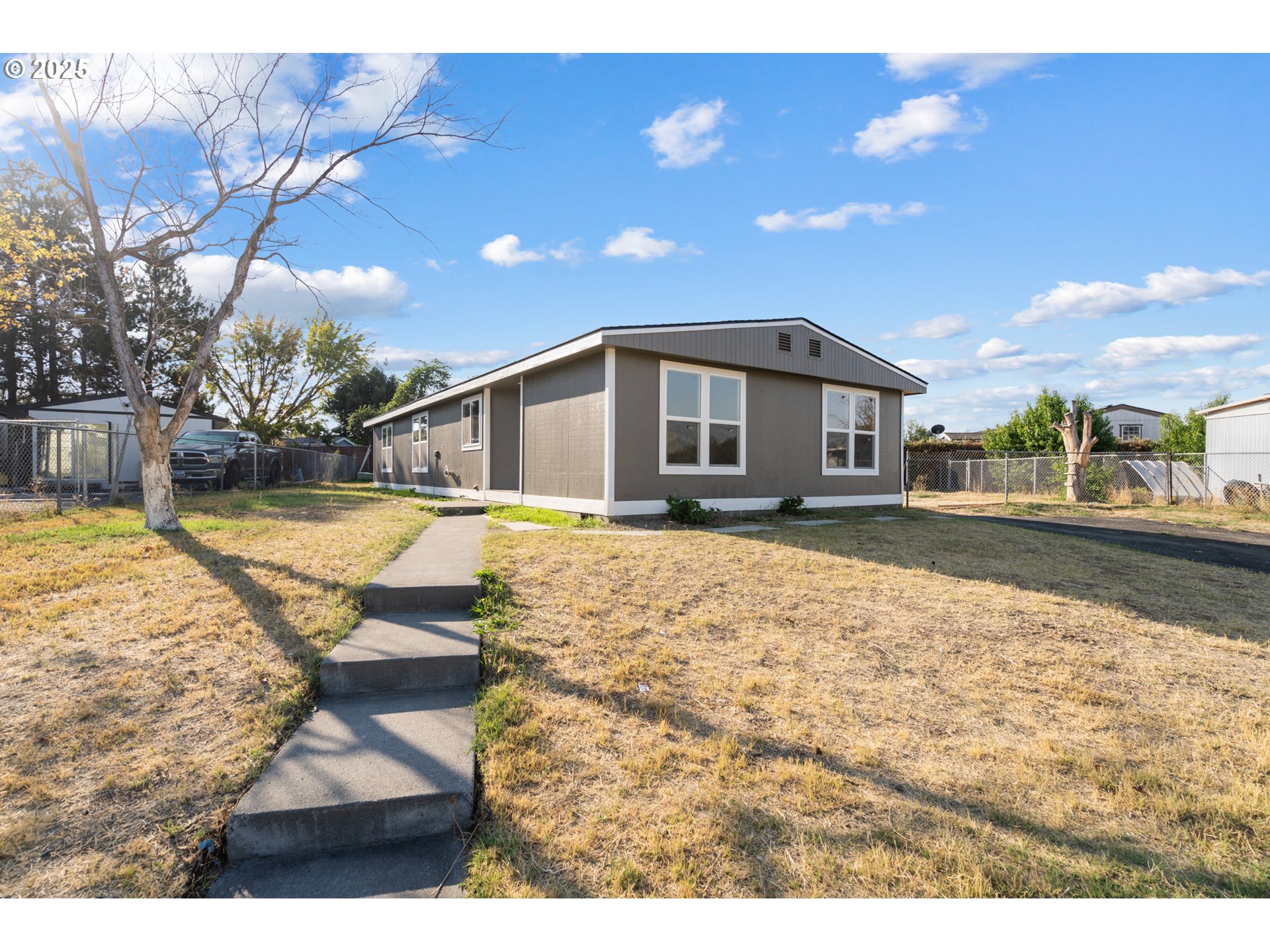 1175 Southwest Sandy Drive Hermiston, OR 97838 - Photo 4 of 30 a view of a house with a swimming pool