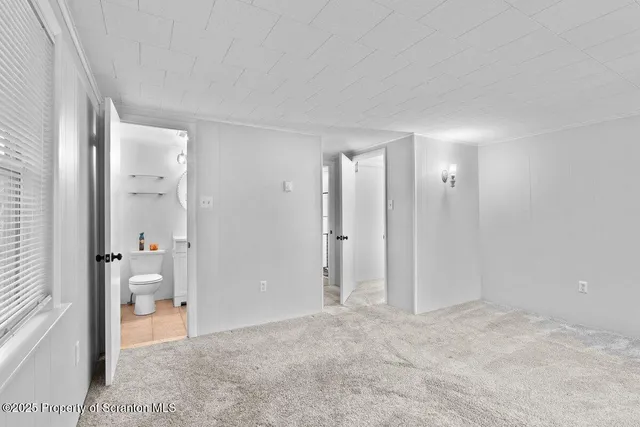 a view of an empty room and a livingroom