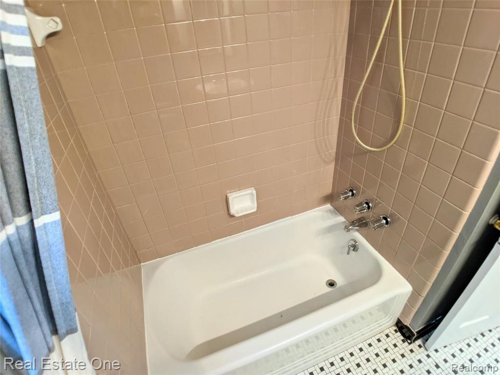 24501 Union Street Dearborn, MI 48124 - Photo 5 of 20