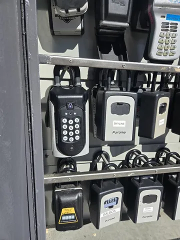 a close up of a wall with a white wall