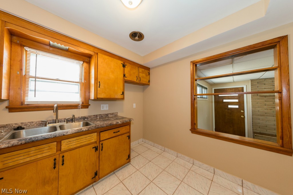 505 Greenvale Road South Euclid, OH 44121 - Photo 7 of 25