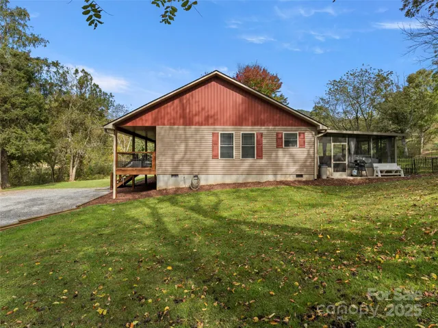 a view of a house with backyard